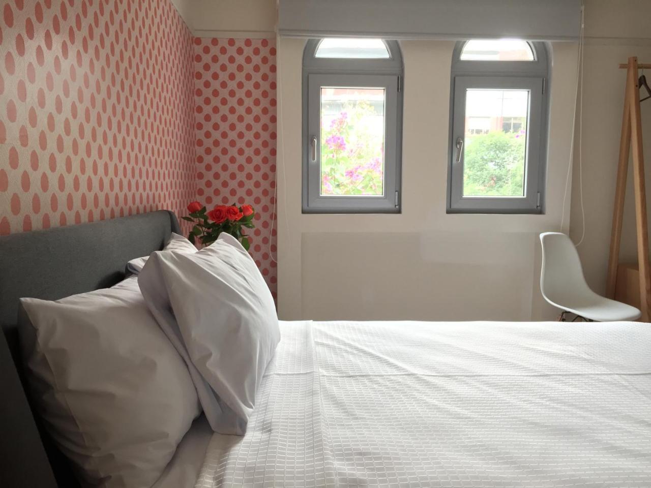Habitación con cama grande